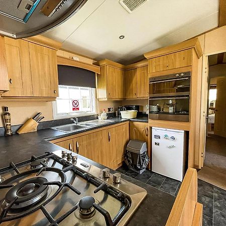 Lovely Caravan With Large Decking At Naze Marine Holiday Park Ref 17306Br Walton-on-the-Naze Exterior foto