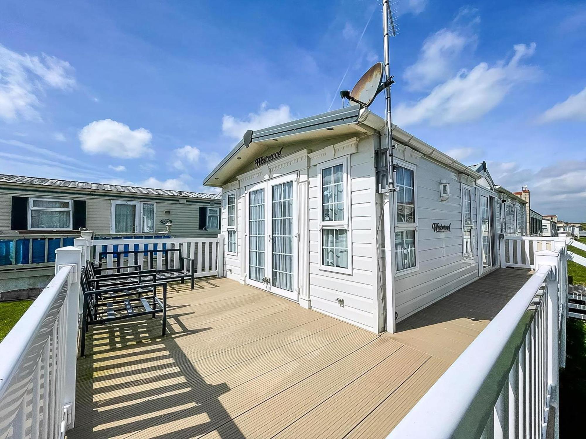 Lovely Caravan With Large Decking At Naze Marine Holiday Park Ref 17306Br Walton-on-the-Naze Exterior foto